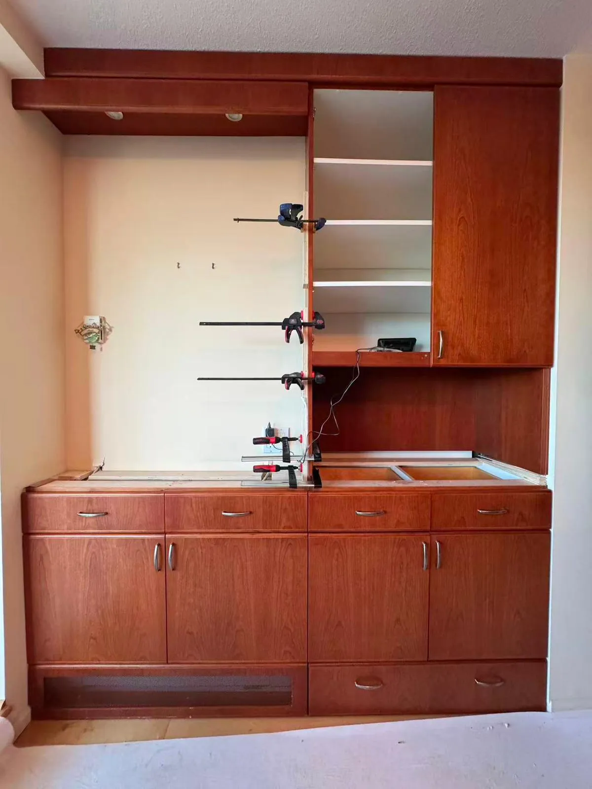 Cabinet clamping and reinforcement during countertop replacement